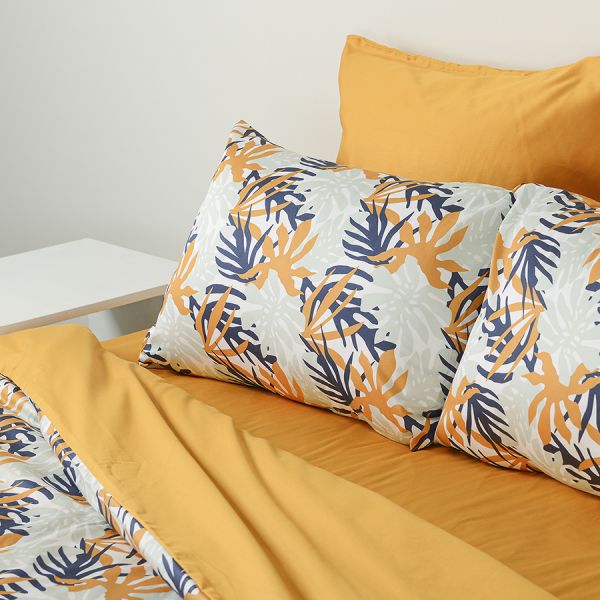 Комплект постельного белья из сатина цвета шафрана с принтом leaves из коллекции wild, 200х220 см Tkano