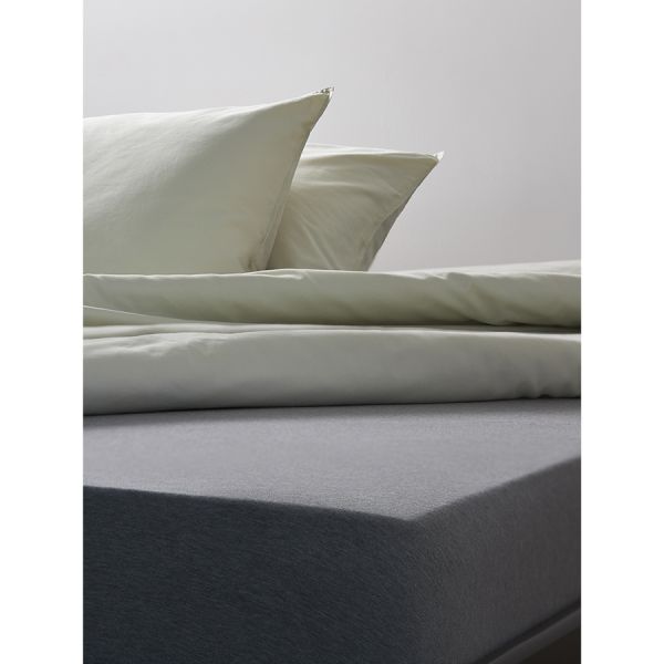 Простыня на резинке из хлопкового трикотажа серого цвета из коллекции essential Tkano