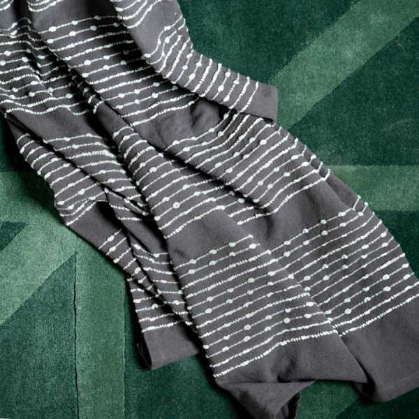 Покрывало из хлопка серого цвета с декоративной строчкой из коллекции Ethnic 180х250 см