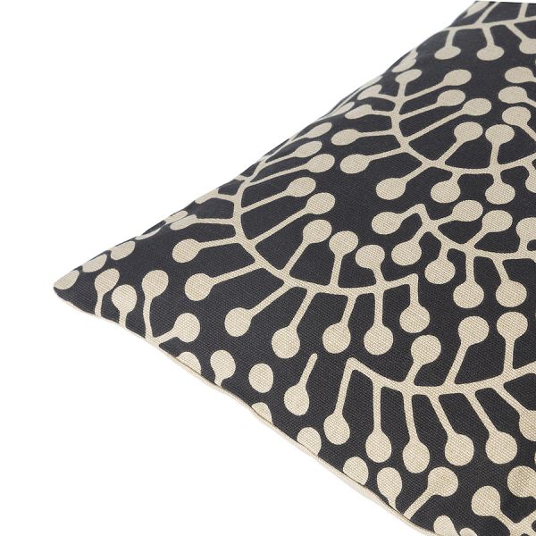 Подушка декоративная черного цвета с принтом Спелая Смородина из коллекции scandinavian touch, 45х45 см