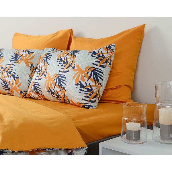 Комплект постельного белья из сатина цвета шафрана с принтом leaves из коллекции wild, 200х220 см Tkano