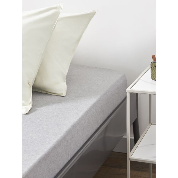 Простыня на резинке из хлопкового трикотажа серо-бежевого цвета из коллекции essential Tkano