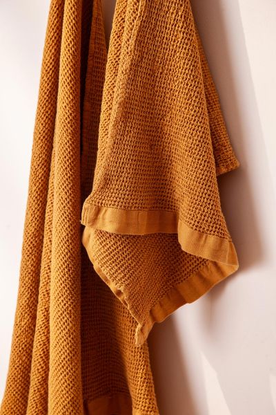 Полотенце банное из умягченной вафли цвета охры из коллекции essential, 70x140 см Tkano